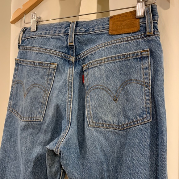 Levi's Wedgie Jeans Womens 28 Button Fly 100% Cotton Medium Wash Distressed Blue - Picture 4 of 7